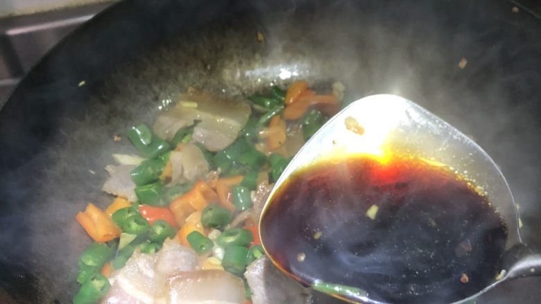 辣炒咸肉,倒入之前煸炒好的杭椒,一锅铲<a style='color:red;display:inline-block;' href='/shicai/ 788'>生抽</a>,