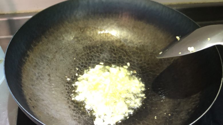 辣炒咸肉,锅中放少许油,加热至七成热放入蒜末,姜末煸香,