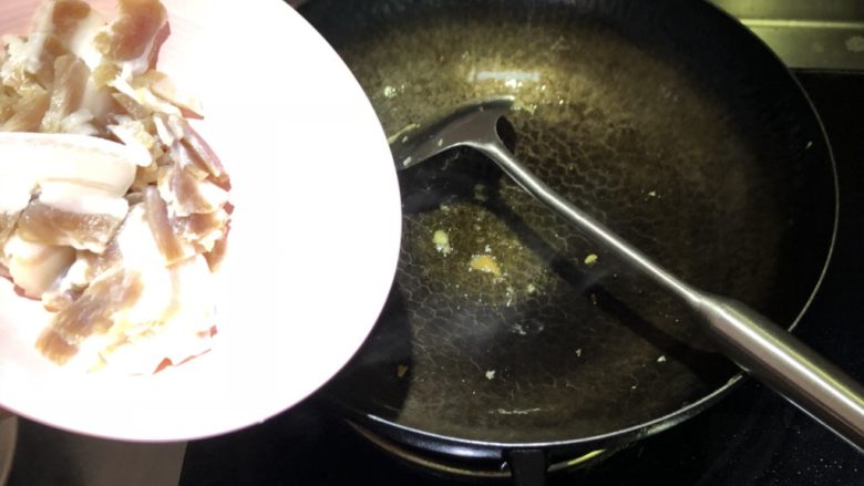 辣炒咸肉,锅洗净放入少许油,中小火煸炒咸肉