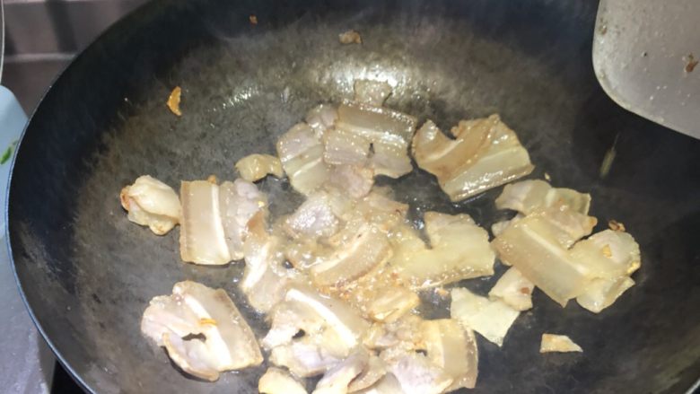 辣炒咸肉,将咸肉炒至图中金黄色,