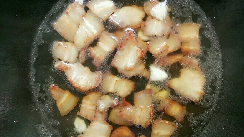 荤素搭配(青瓜卤锅),煎好蒜头再加入水