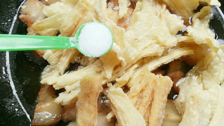 荤素搭配(青瓜卤锅),加入两勺盐