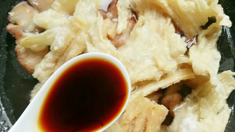 荤素搭配(青瓜卤锅),再加入两勺<a style='color:red;display:inline-block;' href='/shicai/ 692'>酱油</a>,然后搅拌一下继续煮