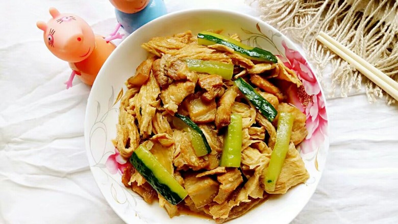 荤素搭配(青瓜卤锅),煮好装盘子清清爽爽,不油腻