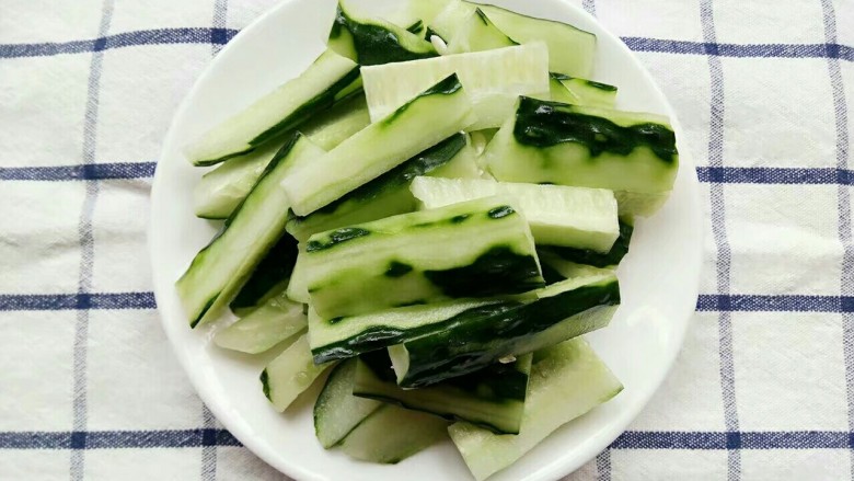 荤素搭配(青瓜卤锅),青瓜再切条
