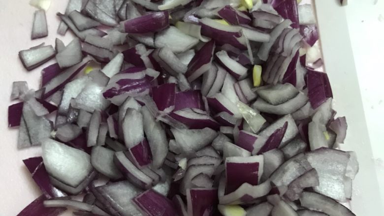超简版别样炒饭,<a style='color:red;display:inline-block;' href='/shicai/ 29'>洋葱</a>洗净切丁备用,午餐肉也切丁