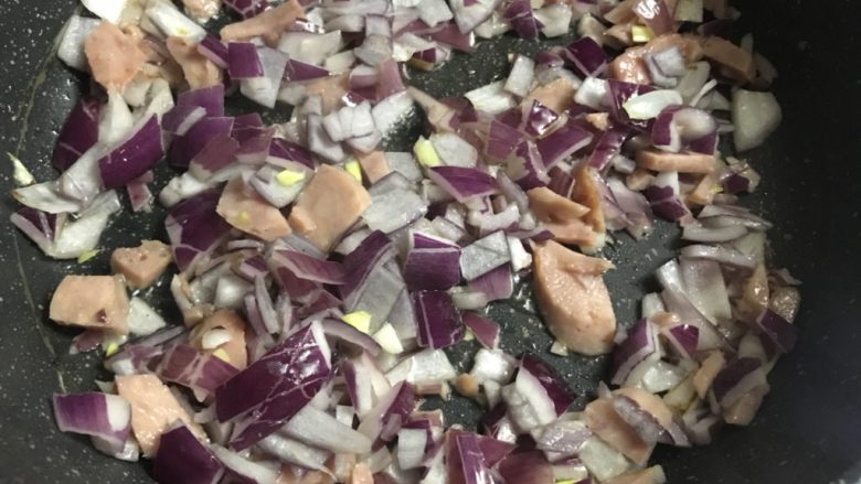超简版别样炒饭,锅里油热后把洋葱、午餐肉倒入锅中翻炒