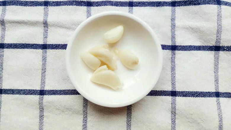 荤素搭配(青瓜卤锅),蒜头用刀拍扁容易去皮