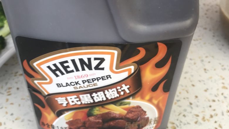 超简版别样炒饭,我们家爱吃黑胡椒酱汁类的食物,所以都是备大桶的