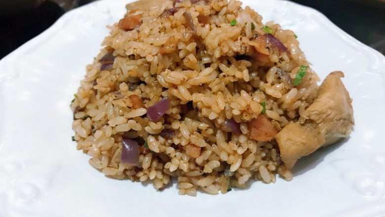 超简版别样炒饭,盘子里放着一块儿我自己做的卤肉哦!做好的炒饭不能马上入口真的是很闹心呀