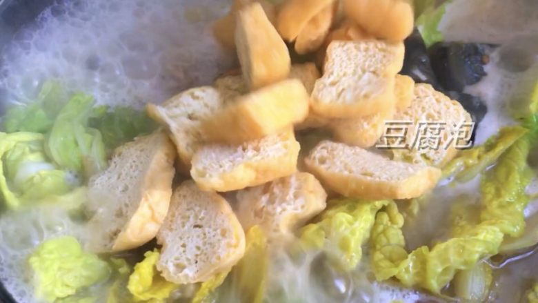 上汤娃娃菜,再放入豆腐泡,接着加少许盐,焖锅会儿即可出锅
