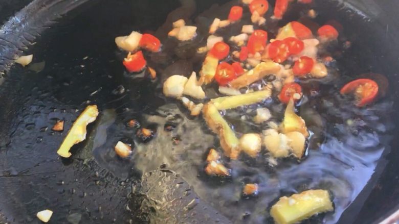 上汤娃娃菜,放入蒜末 小米椒,姜丝,爆香