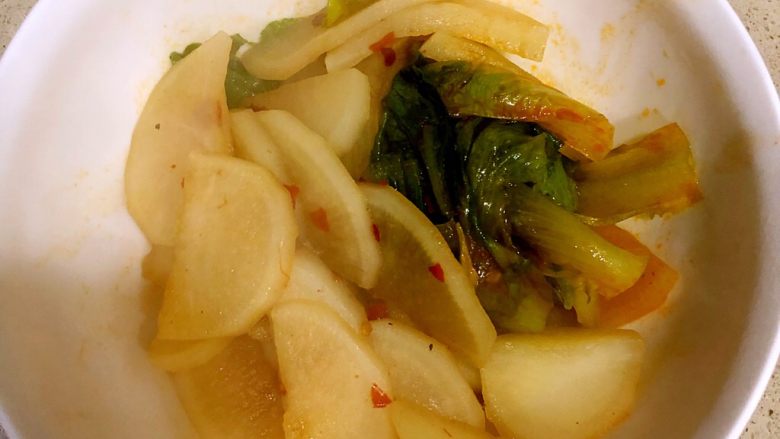 水煮肉片,将生菜和萝卜撩出放在碗底