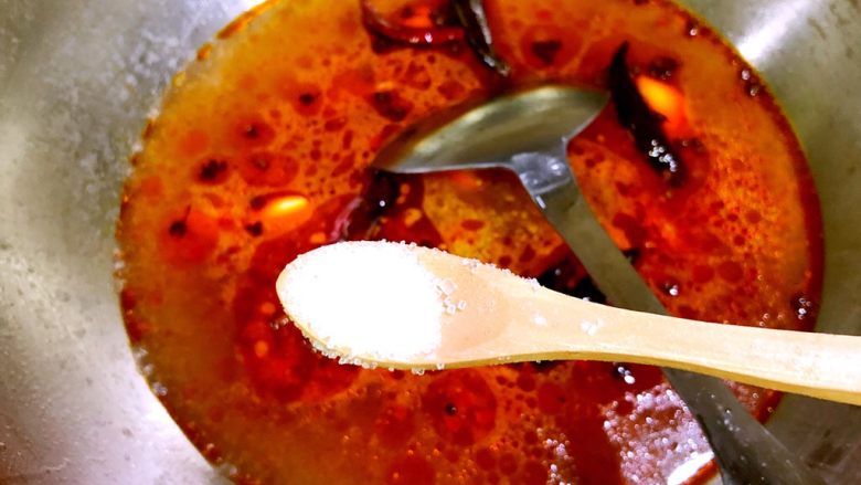 水煮肉片,然后加入4碗水和糖