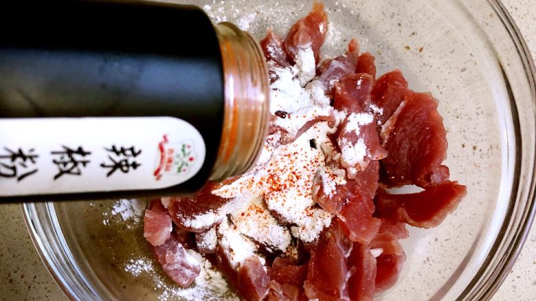 水煮肉片,再加入<a style='color:red;display:inline-block;' href='/shicai/ 62'>辣椒</a>粉