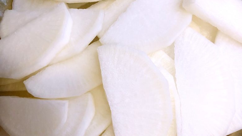 水煮肉片,<a style='color:red;display:inline-block;' href='/shicai/ 24'>萝卜</a>切成薄片