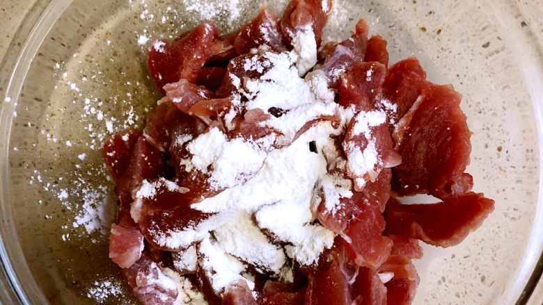 水煮肉片,<a style='color:red;display:inline-block;' href='/shicai/ 4430'>里脊肉</a>切成薄片，然后放入淀粉