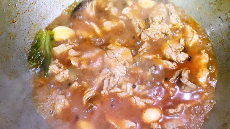 水煮肉片,迅速搅拌至肉片全部变色即可（约2分钟左右）