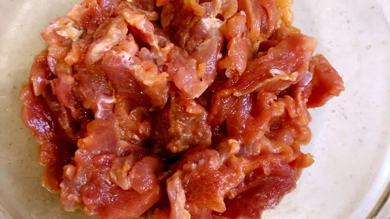 水煮肉片,搅拌均匀，腌制半个小时