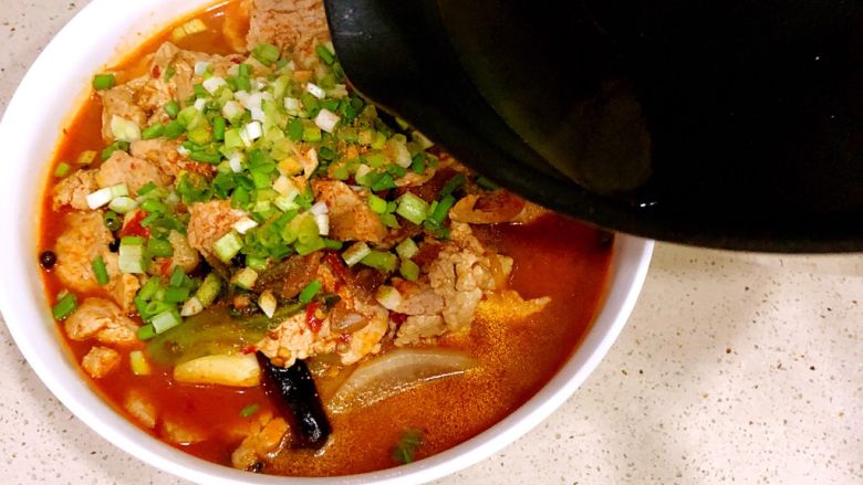 水煮肉片,另起一锅油，烧开以后淋在葱花上即可