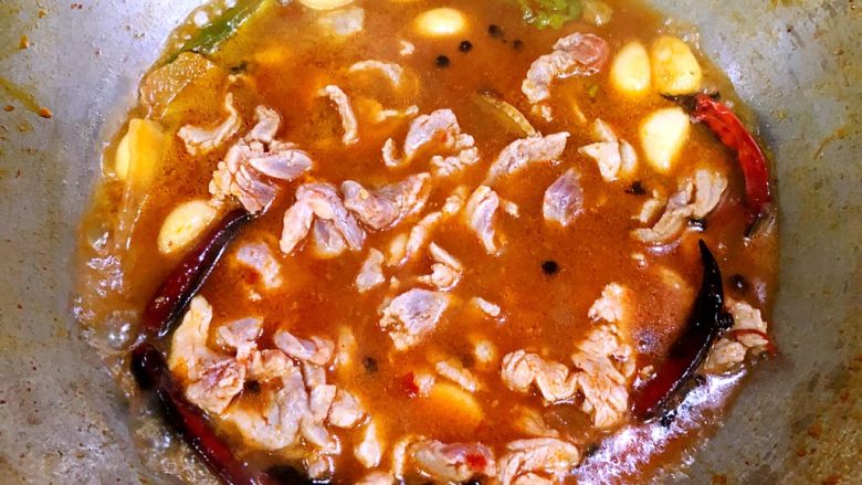 水煮肉片,汤底中放入肉片