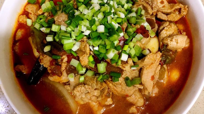 水煮肉片,撒上<a style='color:red;display:inline-block;' href='/shicai/ 3250'>葱</a>花