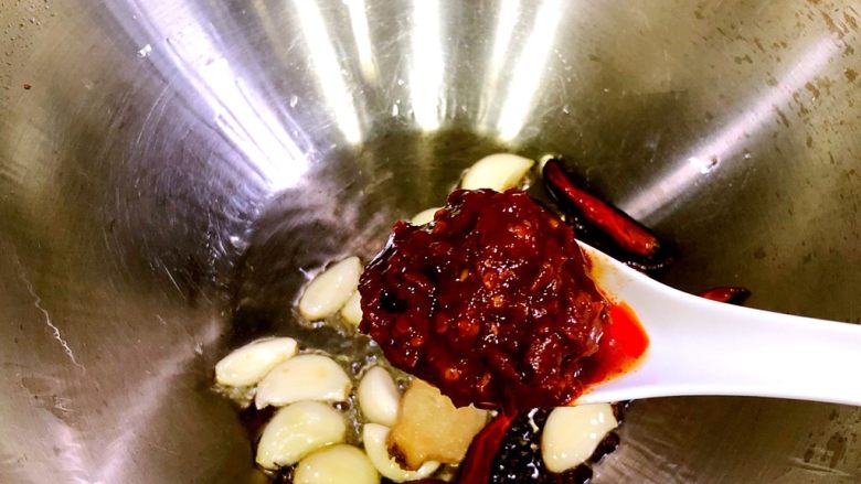 水煮肉片,加入2勺<a style='color:red;display:inline-block;' href='/shicai/ 705'>豆瓣酱</a>