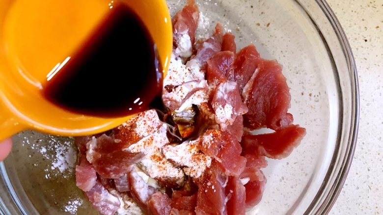 水煮肉片,加入<a style='color:red;display:inline-block;' href='/shicai/ 788'>生抽</a>