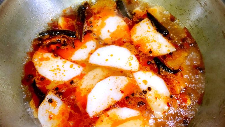 水煮肉片,放入萝卜，煮开以后煮5分钟