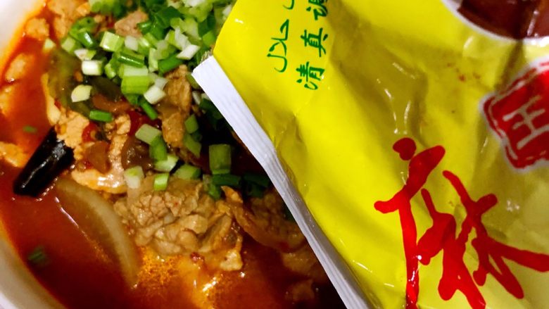 水煮肉片,最后撒上<a style='color:red;display:inline-block;' href='/shicai/ 196205'>麻辣鲜</a>