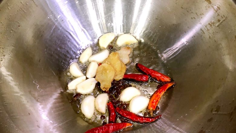 水煮肉片,放入配料，翻炒出香味