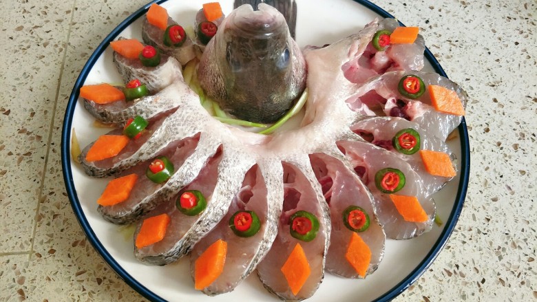 孔雀开屏鱼,摆上辣椒和胡萝卜片装饰