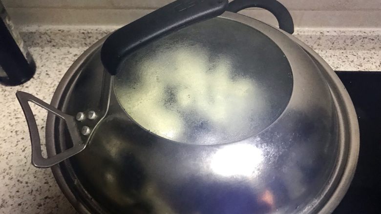 双莓玫瑰山药泥,盖上锅盖,隔水蒸15分钟