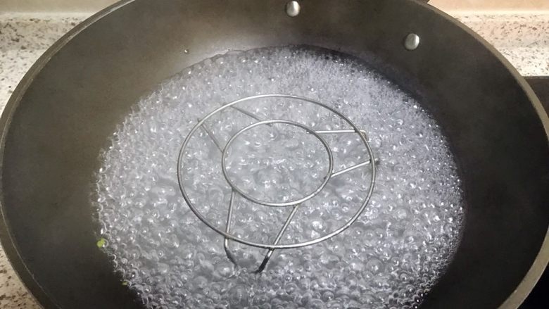 双莓玫瑰山药泥,锅里放入适量水,烧开