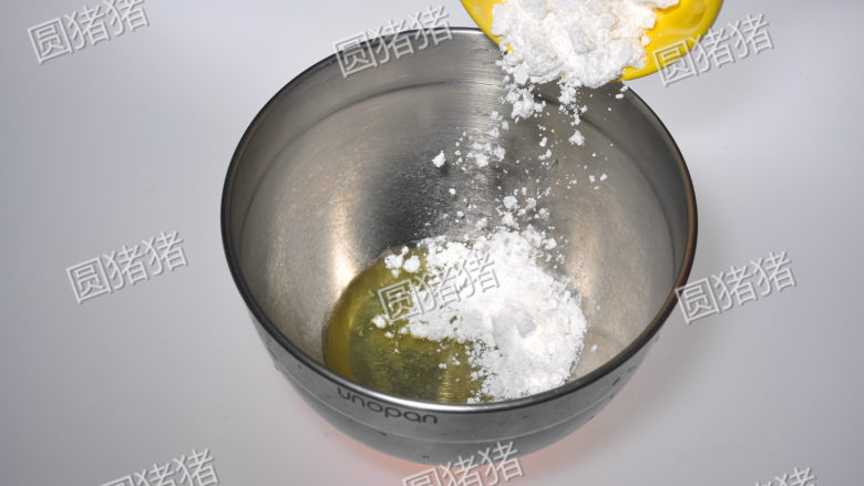 简单又美味的——杏仁瓦片酥, <a style='color:red;display:inline-block;' href='/shicai/ 1117'>蛋白</a>放入盆内,加入糖粉。