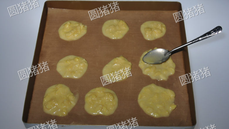 简单又美味的——杏仁瓦片酥,烤盘上铺上耐高温油布,用汤匙挖上少许面糊放在烤盘上,中间要有较大的间隙。