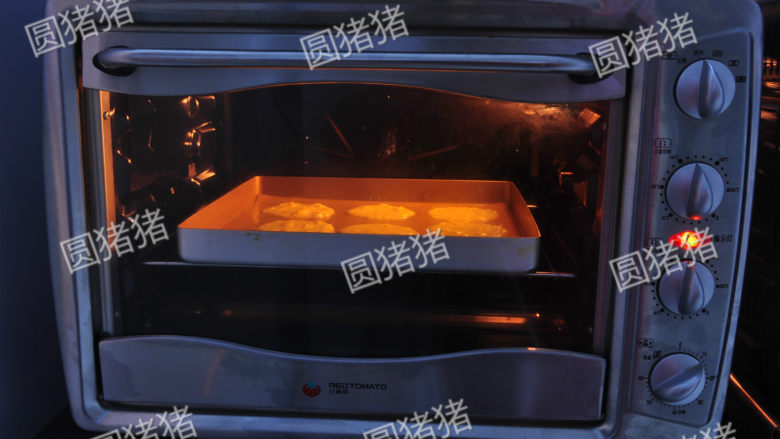 简单又美味的——杏仁瓦片酥,烤箱上下火180度预热,中层烤5-6分钟,见表面成微黄色即可。