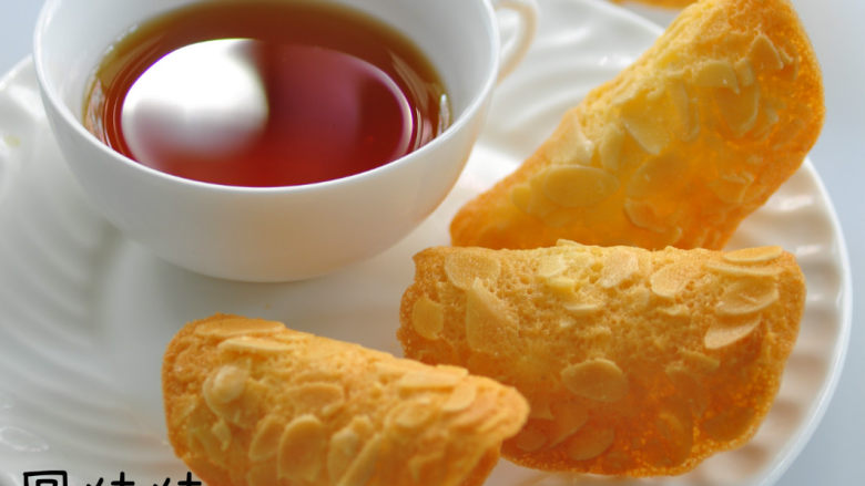 简单又美味的——杏仁瓦片酥,凉后要马上密封保存,才可保持松脆的口感。