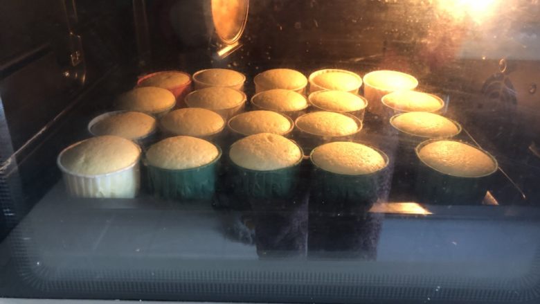 戚风杯子蛋糕,烤箱提前预热,上下火160度烤30分钟。