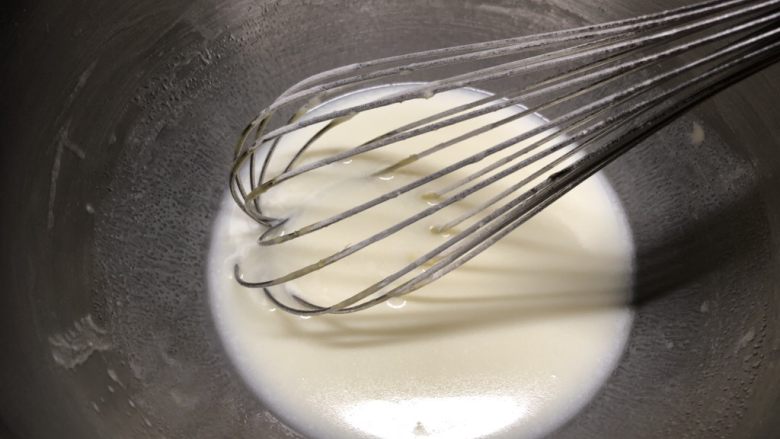水果蛋糕,用蛋抽搅拌乳化至无油点