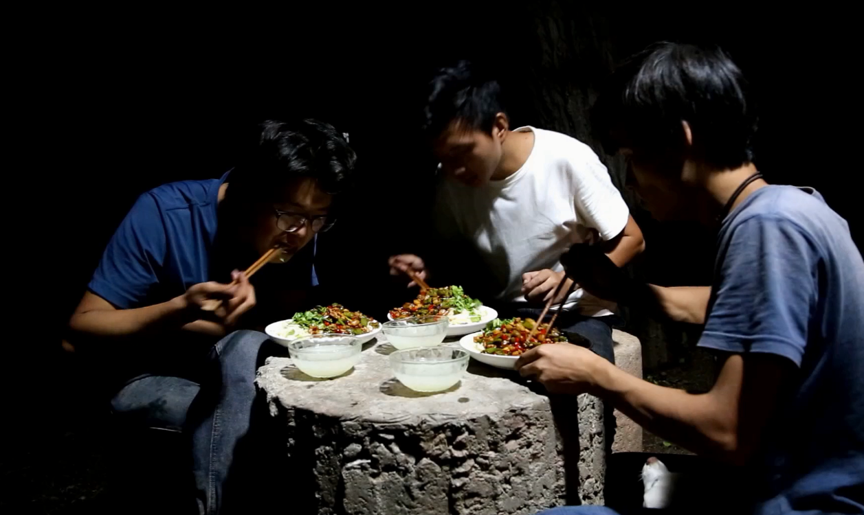 《野居青年》试试这碗爆辣臊子面，火鸡面都弱爆了