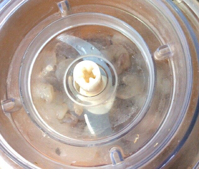 做春卷+虾仁油渣春卷,虾仁洗净去虾线,放绞肉机里搅成虾茸取出备用