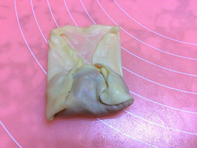 做春卷+虾仁油渣春卷,从底部包上,在把两边包上,往上卷起就好了