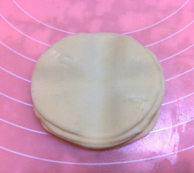做春卷+虾仁油渣春卷,用擀面杖,压上十字,在往开擀,两面换着擀,擀成圆形比原来的饺子皮大上一圈就好