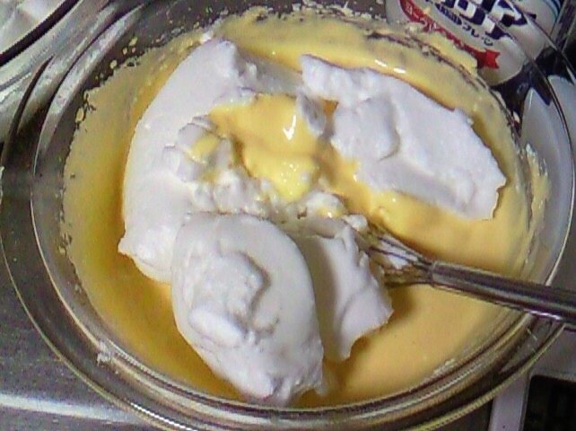 蔓越莓戚风蛋糕,然后把1/3与③制作,蛋清混合在一起,轻轻混匀加入蛋清的另一半。