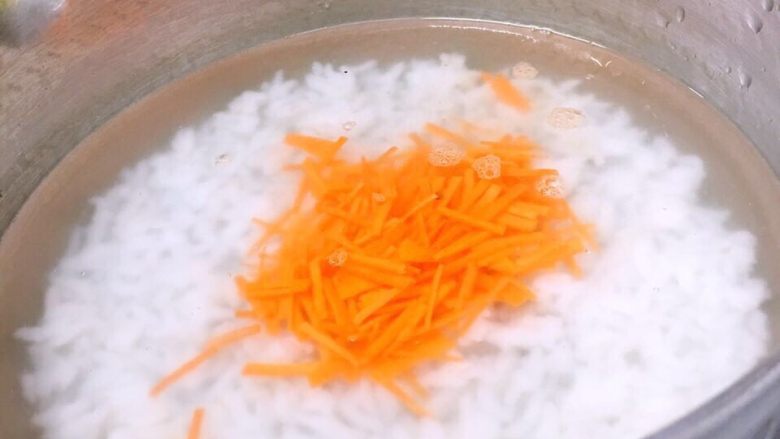猪肝菠菜蛋黄粥,
熟米饭加入10倍清水、再加入胡萝卜丝煮粥。