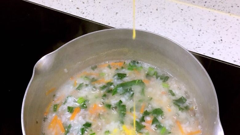 猪肝菠菜蛋黄粥,淋入蛋黄
