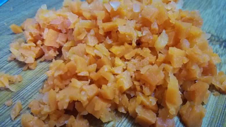 一款很不错的清理肠胃的辅食——五彩素营养粥,胡萝卜剁成碎粒,剁成适合自家宝宝适合吞咽的大小