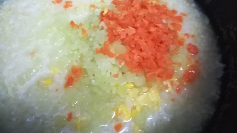 一款很不错的清理肠胃的辅食——五彩素营养粥,莴笋剁碎,剁成适合自家宝宝适合吞咽的大小