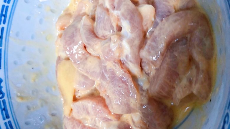 椒盐排条,用手捏均匀 腌制二十分钟